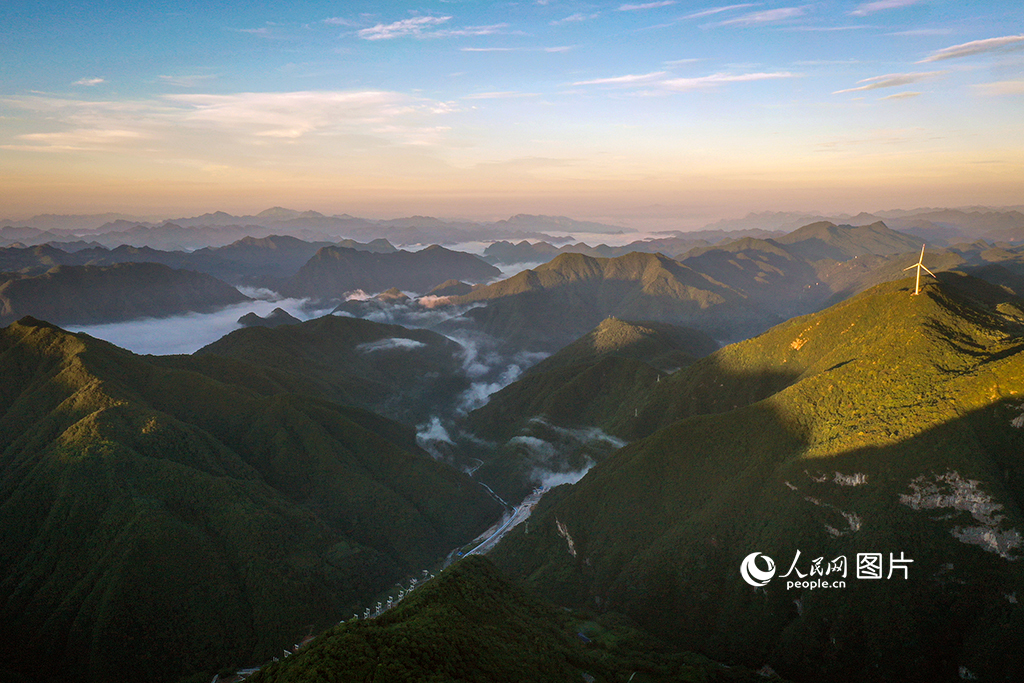 8月5日，湖北省宜昌市五峰县独岭云顶，山水竞秀、如诗如画。近年来，五峰秉承“打造水清岸绿的生态水网，守住水生态安全底线”思路，以流域为本底，统筹发展和安全，保障碧水长流、秀水长清。人民网记者 肖璐欣摄